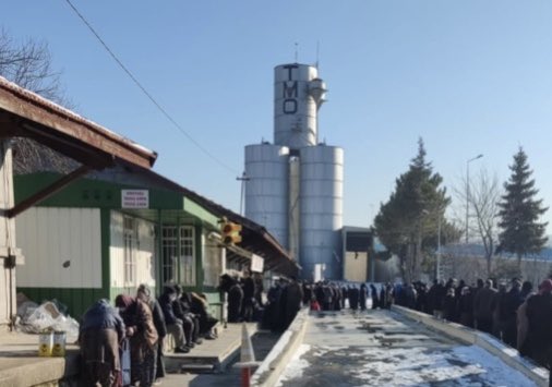 sefer_ozkan's tweet photo. Toprak Mahsulleri Ofisi’nin 5 litrelik ayçiçeği yağını ülke genelinde 99 liradan satışa sunmasının ardından Kütahya’daki TMO’nun önünde kuyruk oluştu. Piyasada 200 liraya kadar çıkan yağı daha ucuza almak isteyen yurttaşlar, dakikalarca sırada bekledi. İyiki varsın #OfisTMO https://t.co/8lQVBogc4v