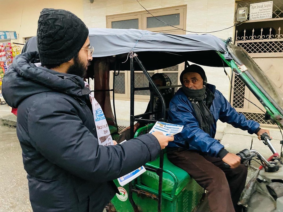 faisalkhanlala's tweet photo. 23 जनवरी 2022 #program60
रामपुर 37 विधानसभा में AAP प्रत्याशी @faisalkhanlala के समर्थन में गंगापुर में डोर-टू-डोर जाकर केजरीवाल जी की मुफ़्त बिजली और रोज़गार की गारंटी को लेकर वोट की अपील की। https://t.co/qaD1pcNXqv
