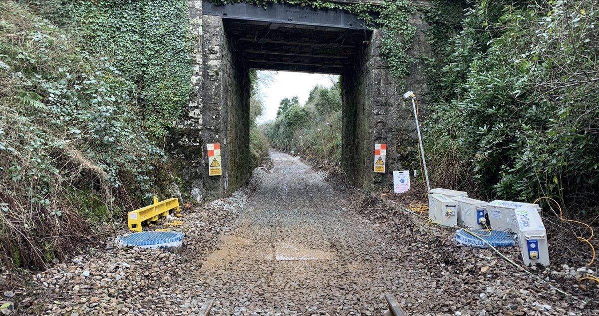 networkrailwest's tweet photo. 👷‍♀️Our guys and girls have been working day and night to renew worn out track on the Newquay line

🛤Work is progressing well with old track having been removed, new track bed formed, sleepers laid, rail installed and clipped and fresh stone laid. Lots more to do

📷Pics of work https://t.co/cwR2j6BlqZ