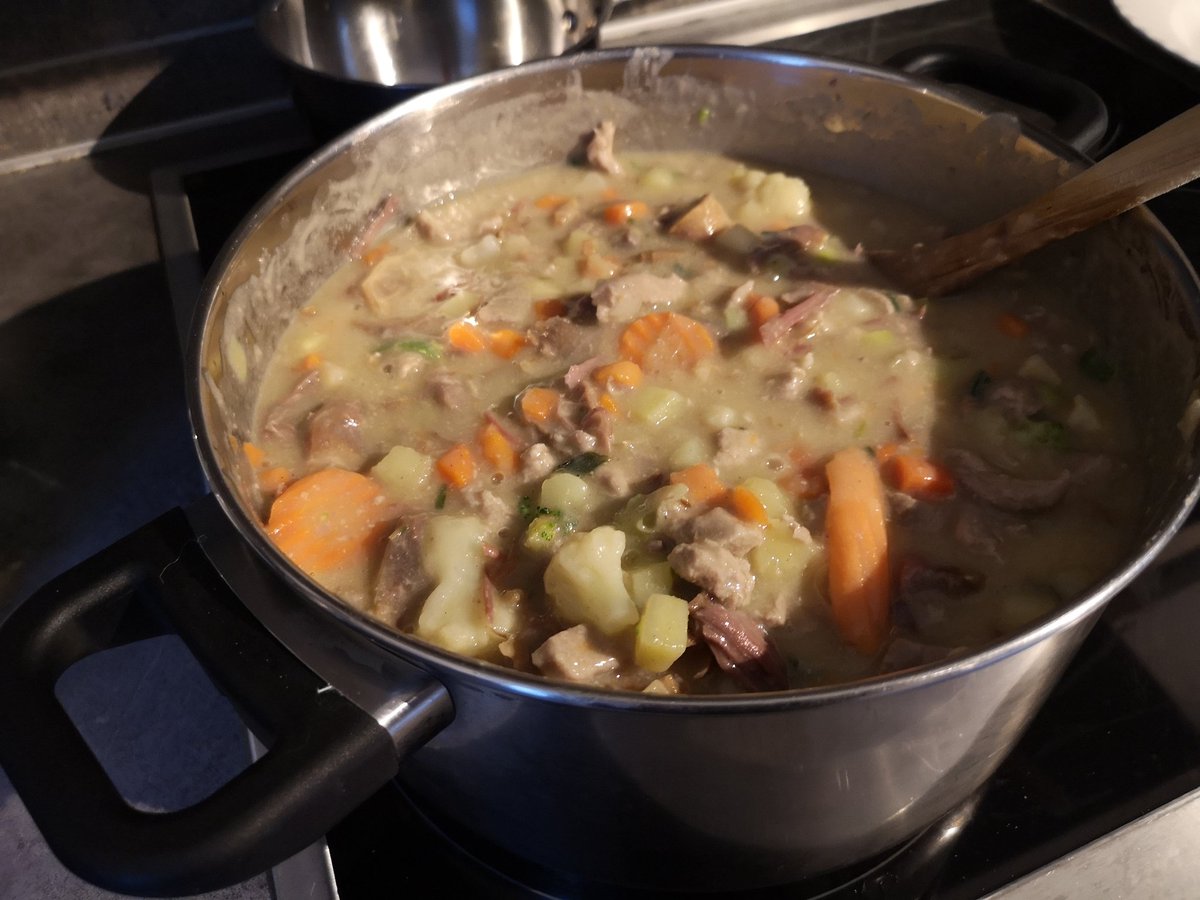 AimarNils's tweet photo. #dagensmiddag og sikkert hele uka 🤣🤣🤣 Restene av ett fenalår har blitt en fantastisk #saltkjøttslapskaus #lapskaus. Kona og ungene er borte, jeg har nattevaktsuke. Lettvint middag noen dager 😍 https://t.co/qnHmzD2wbG