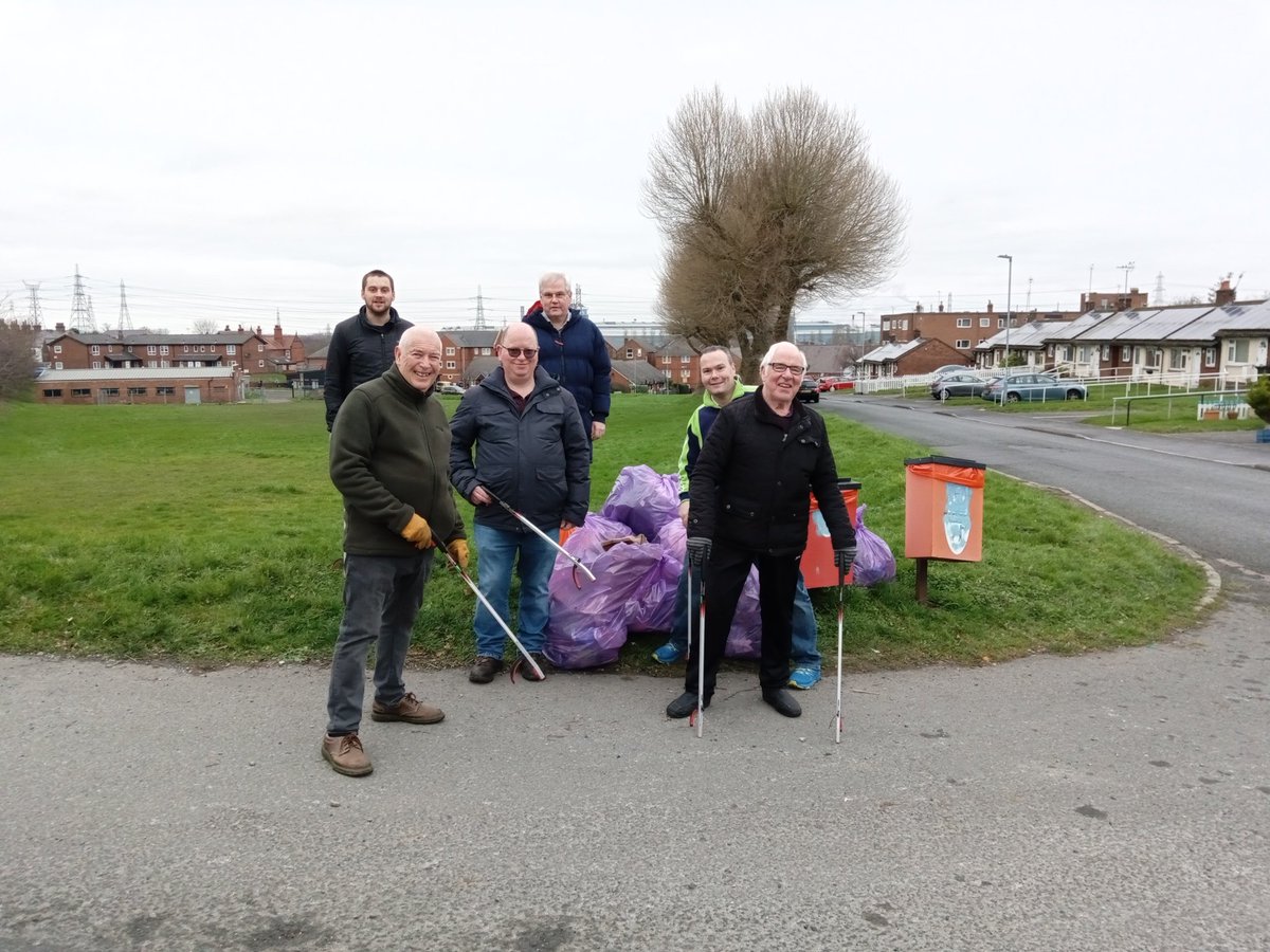 ryanogo's tweet photo. Out this morning in Connahs Quay , litter pick , tidying up our community with @MarkTamiMP @Paul4Golftyn @MartinWhite66 @Willcatter ,@Labour4CQuay #QuayClean #CQLabour https://t.co/vhfiFl4oCQ