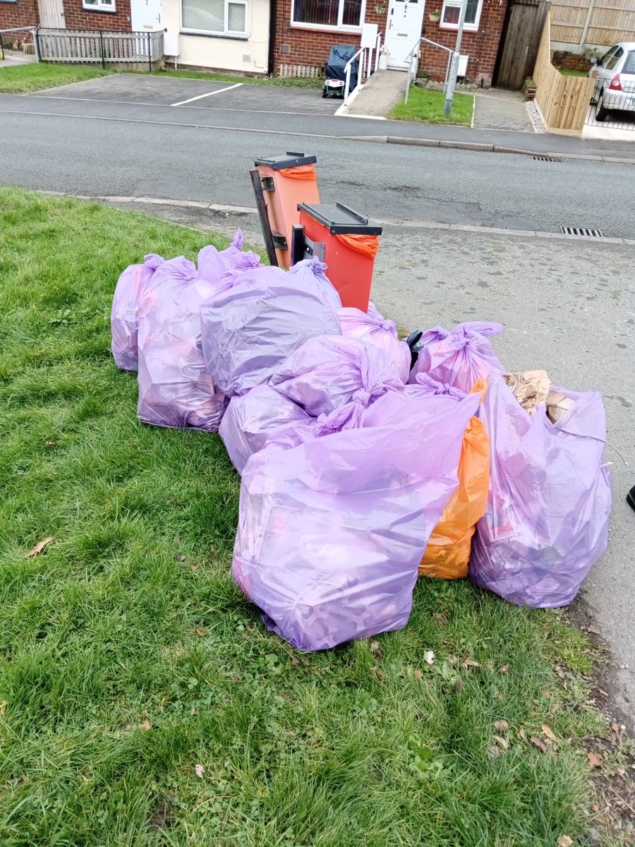 ryanogo's tweet photo. Out this morning in Connahs Quay , litter pick , tidying up our community with @MarkTamiMP @Paul4Golftyn @MartinWhite66 @Willcatter ,@Labour4CQuay #QuayClean #CQLabour https://t.co/vhfiFl4oCQ