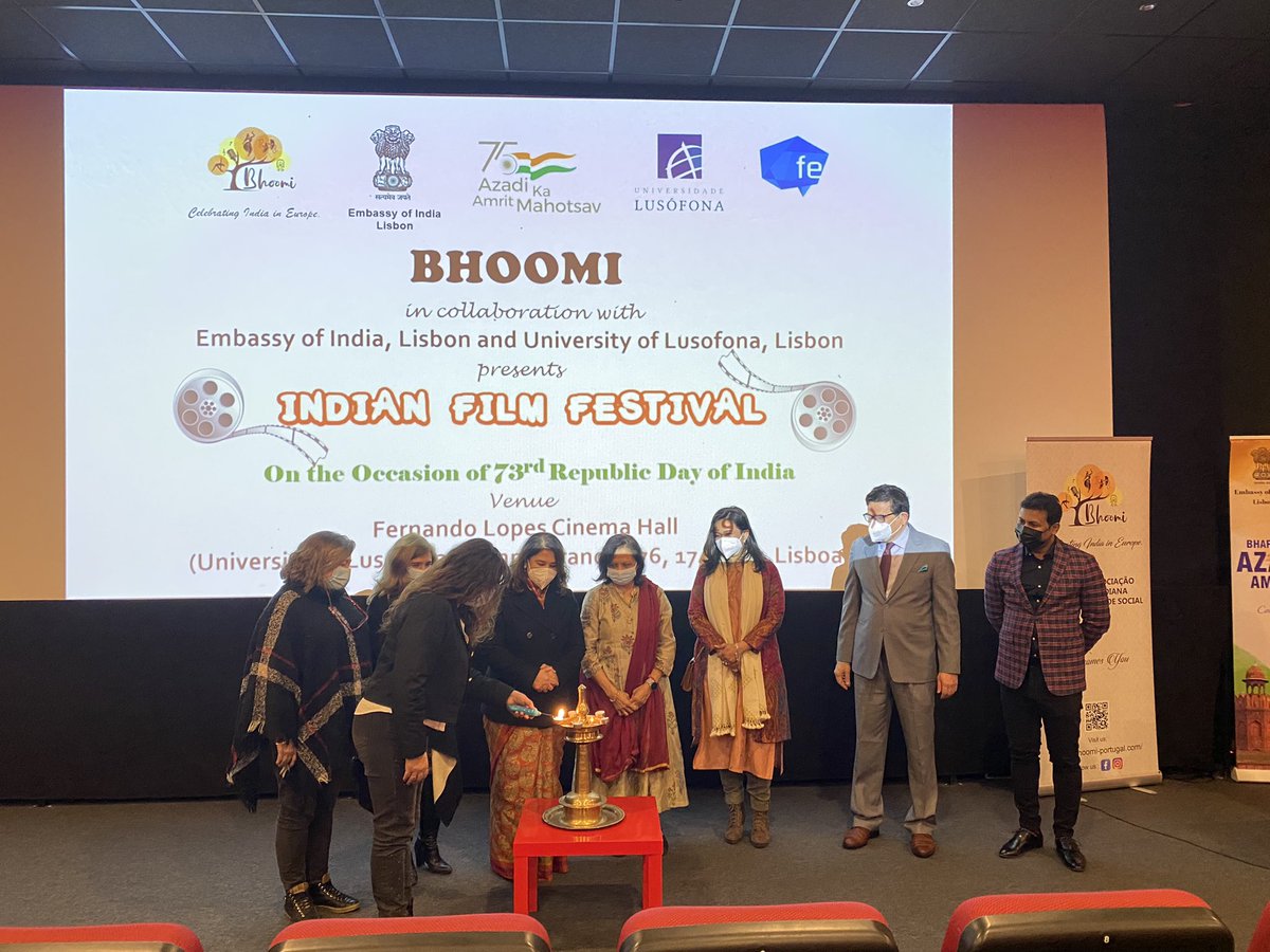 IndiainPortugal's tweet photo. Glimpses of the Indian Film Festival organized by the BHOOMI association with the University of Lusófona as part of #AkamIconicWeek. Ambassador Manish Chauhan inaugurated the event which was followed by a video message by Hon’ble @M_Lekhi
@IndianDiplomacy  @iccr_hq https://t.co/zaZv6i7qg2