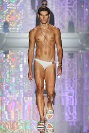 LES TENDANCES  MODE HOMME PRINTEMPS-ÉTÉ 2022 Les points forts
-les couleurs vives 
-le style tailoring(pantalon, veste et chemise).En noir. La chemise reste ouverte sur le torse dénudé avec ou sans sautoir.
-le slip de bain mini
Le défilé Dolce Gabbana 👇
youtube.com/watch?v=iX06ZL…