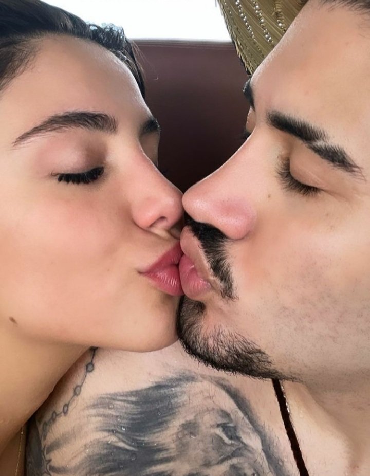 Alicekuttler's tweet photo. Meu lar🏠❤️
quando eu paro pra te admirar, eu fico viajando no teu olhar, enquanto você me conta sobre seu dia, eu percebo o quanto eu sou apaixonada por ti, e são nesses pequenos momentos que eu tenho a certeza de que escolhi a pessoa certa pra estar ao meu lado por toda a vida. https://t.co/61UUu1esV0