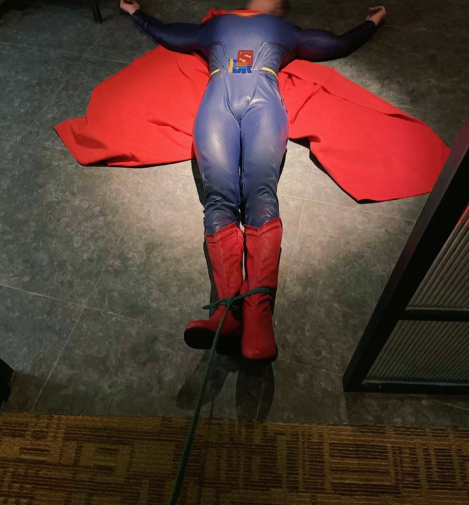 用氪石做成的绳子，绑住红色的皮靴，在冰凉的地面拖拽着