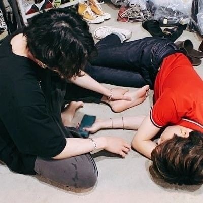 JAnn975's tweet photo. Trying to wake his baby up. 🐰💜🐥
#jikook #kookmin #jikookisreal #jikookmin #jikookworld #busanbaes @jiminietistic @parkjungkook113 @jikookheart @stopkookminpls @JIKOOK_GCF_duo https://t.co/N1rhccwRlo