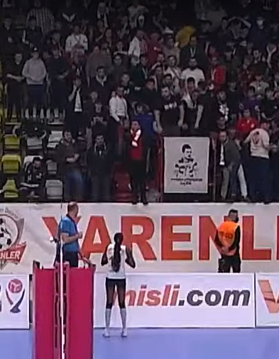 Voleybolda da futbol taraftarı hiç çekilmiyor. Bolu Belediyesi - Mert Grup Sigorta maçında Bolu taraftarı ipin ucunu kaçırınca kendi takımından uyarı aldı.