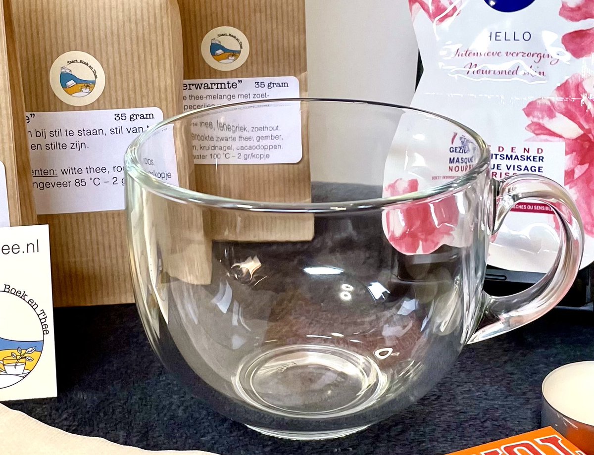 juhet's tweet image. Nieuwe foto’s gemaakt voor het relaxpakket. taartboekenthee.nl/a-61865275/pak…