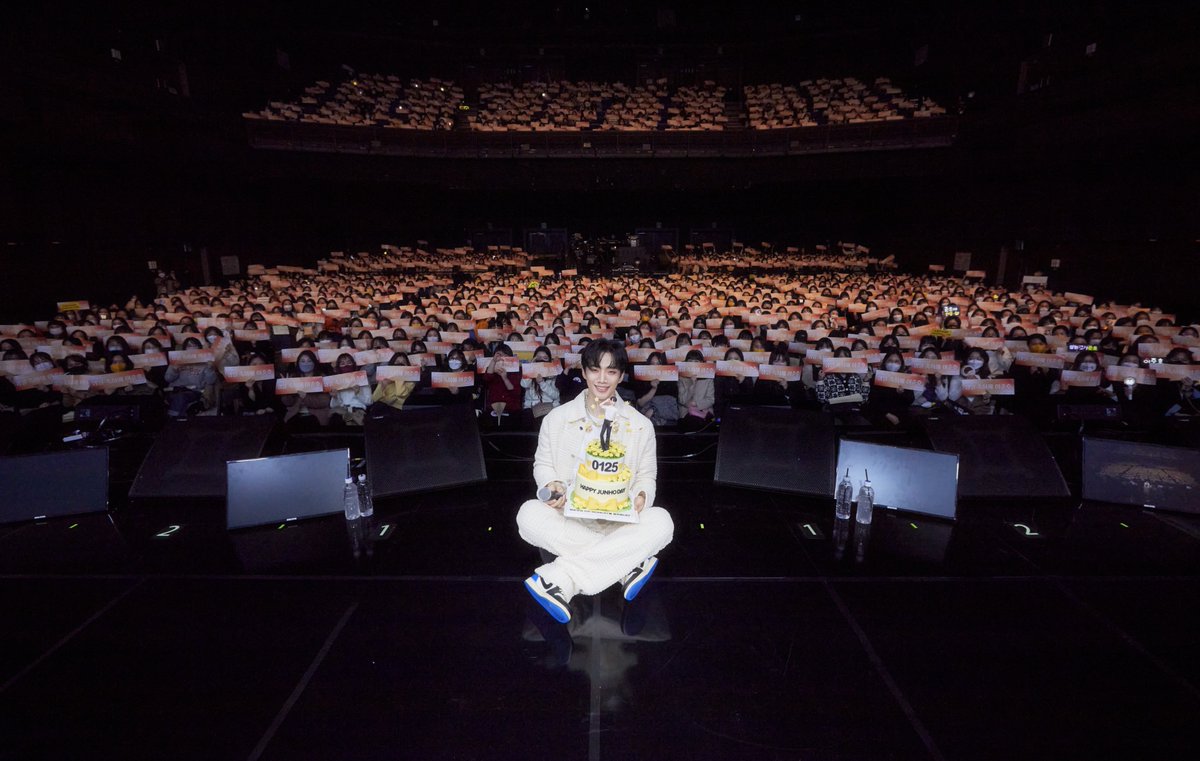 follow_2PM's tweet photo. 2022 이준호 FANMEETING
<JUNHO THE MOMENT>

함께 해줘서 고마워요 💛

#2PM #투피엠
#JUNHO #준호
#이준호 #LeeJunHo 
#JUNHO_THE_MOMENT https://t.co/rOhpeNbbB0