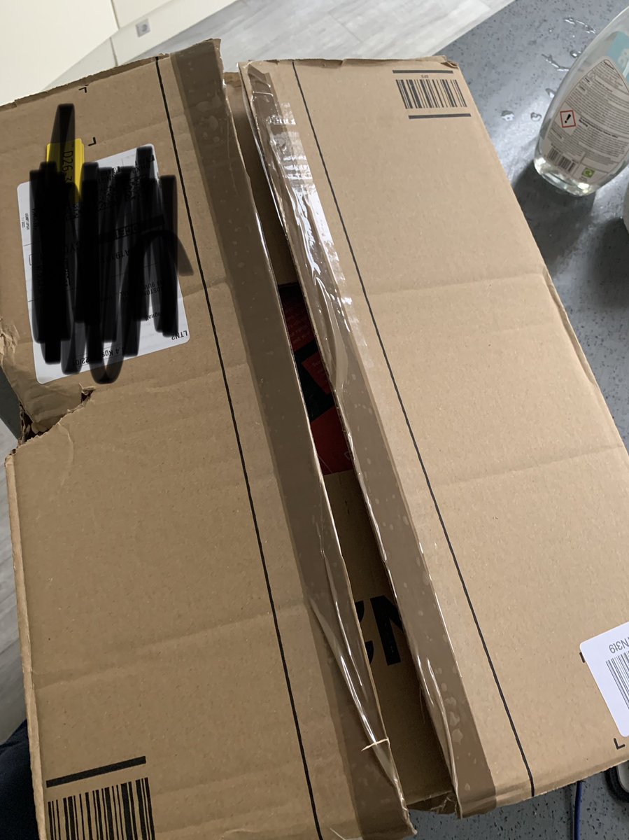JackLyon6's tweet photo. Since when did @amazon use packing tape on boxes ? Your driver has stolen our item!! #amazon #poorcustomerservice https://t.co/EwtCSrpels