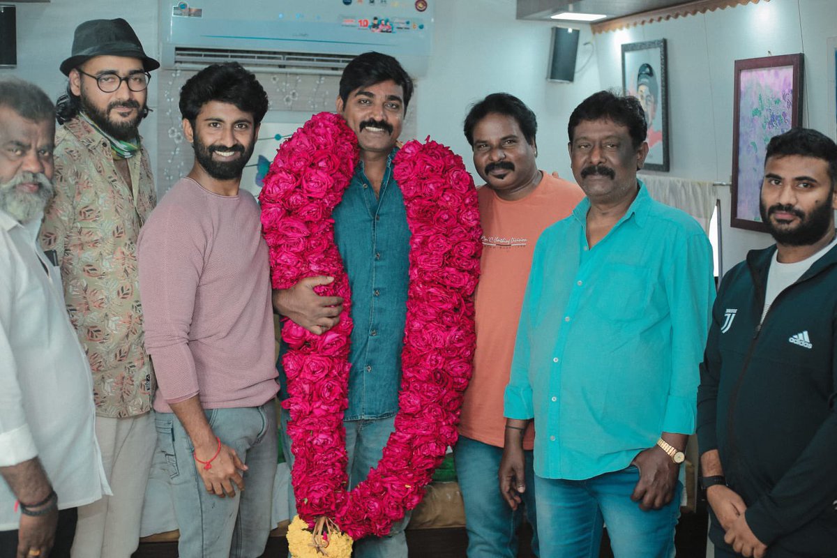 KVFC__TEAM's tweet photo. . @Actor_Mahendran's #Karaa First Look Poster Launched By #MakkalSelvan @VijaySethuOffl Anna 🎉🙏

Directed by #DirectorAvatar 

Produced by #ProducerRajeshKumar

@ProducerRajesh @directoravatar @lloyid_will @achurajamani @NithishProCine @shynu_mash #KARAA #HBDMasterMahendran https://t.co/G7RQuljTeY