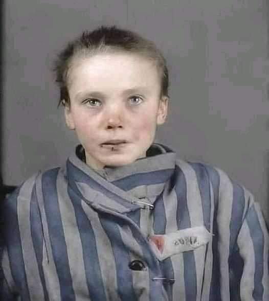 Чеслава Квока. 14 настай Польш охин.
Хэдхэн хоногийн өмнө ээжийгээ алдсан, өөрийг нь цаазлах тэдний хэлийг ч мэдэхгүй. Айсан охины царай л харагдаж байна.

Тэрээр Освенцим-Биркенауд цаазлагдсан 250,000 насанд хүрээгүй хүүхдүүдийн нэг юм.😔