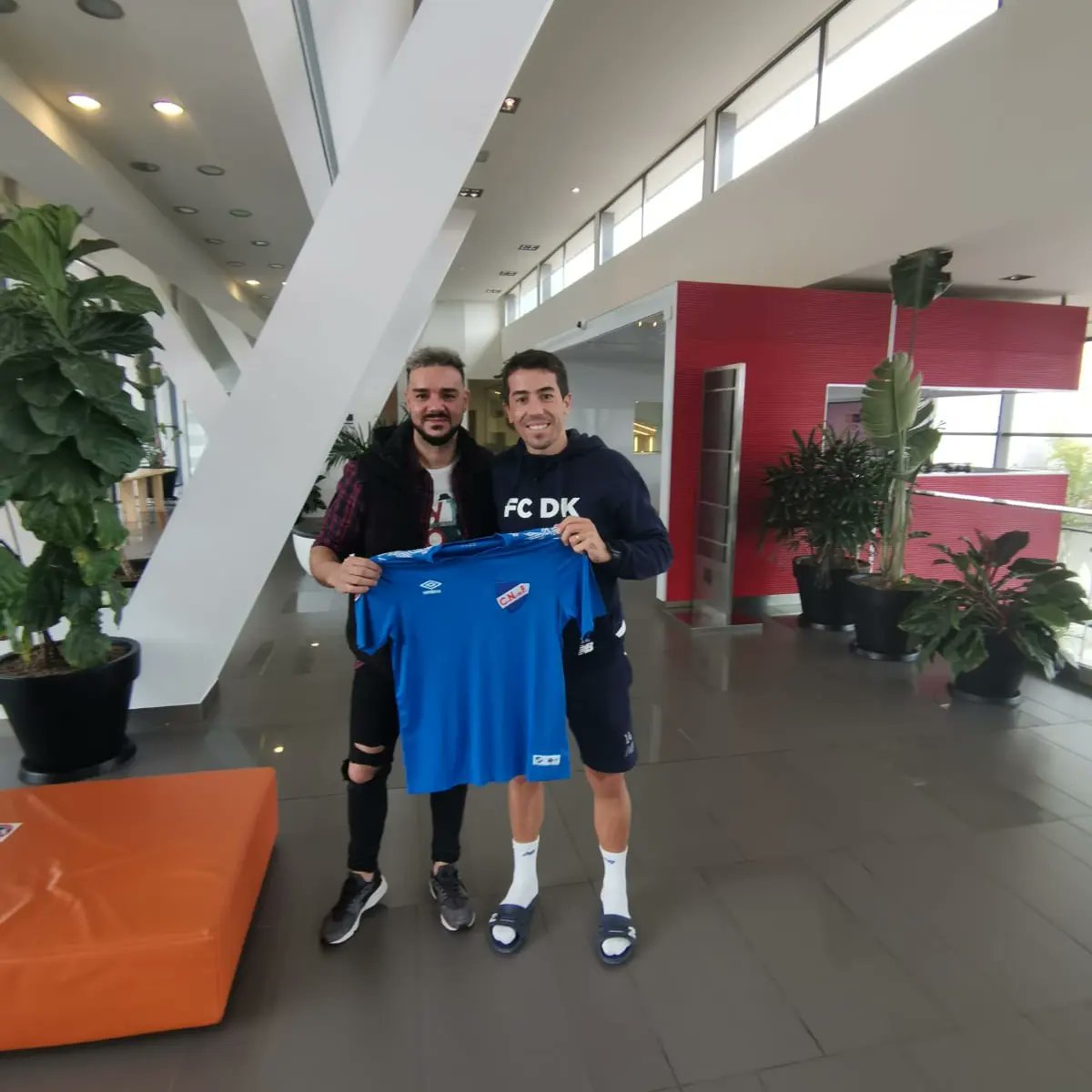FilialEnVlc's tweet photo. Gracias @carlosdepena por recibirnos y tu amabilidad de siempre con nosotros.
#FilialOFICIAL @Nacional
#CanteraInagotable https://t.co/Uw8e9QemPX