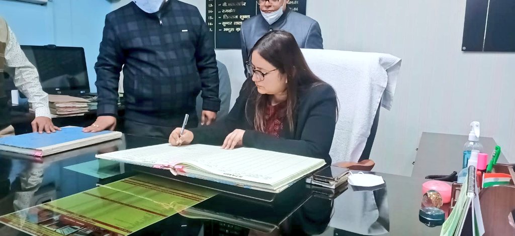 DM Kanpur Nagar (@dmkanpur) on Twitter photo कानपुर नगर के नवीन जिलाधिकारी के रूप में आज पदभार ग्रहण किया गया। <a href="/UPGovt/">Government of UP</a> <a href="/ceoup/">CEO UP</a> <a href="/CommissionerKnp/">Commissioner Kanpur</a> <a href="/kanpurnagarpol/">POLICE COMMISSIONERATE KANPUR NAGAR</a> कानपुर नगर के नवीन जिलाधिकारी के रूप में आज पदभार ग्रहण किया गया। <a href="/UPGovt/">Government of UP</a> <a href="/ceoup/">CEO UP</a> <a href="/CommissionerKnp/">Commissioner Kanpur</a> <a href="/kanpurnagarpol/">POLICE COMMISSIONERATE KANPUR NAGAR</a>