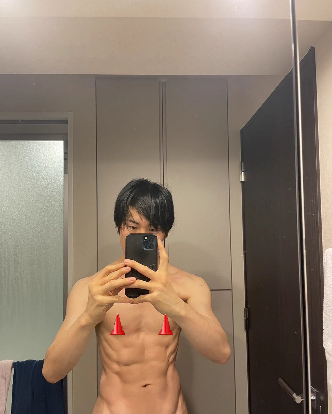 えええ。ジムになんて行かずに、トイレの度に60回スクワットしたらこの体になった。