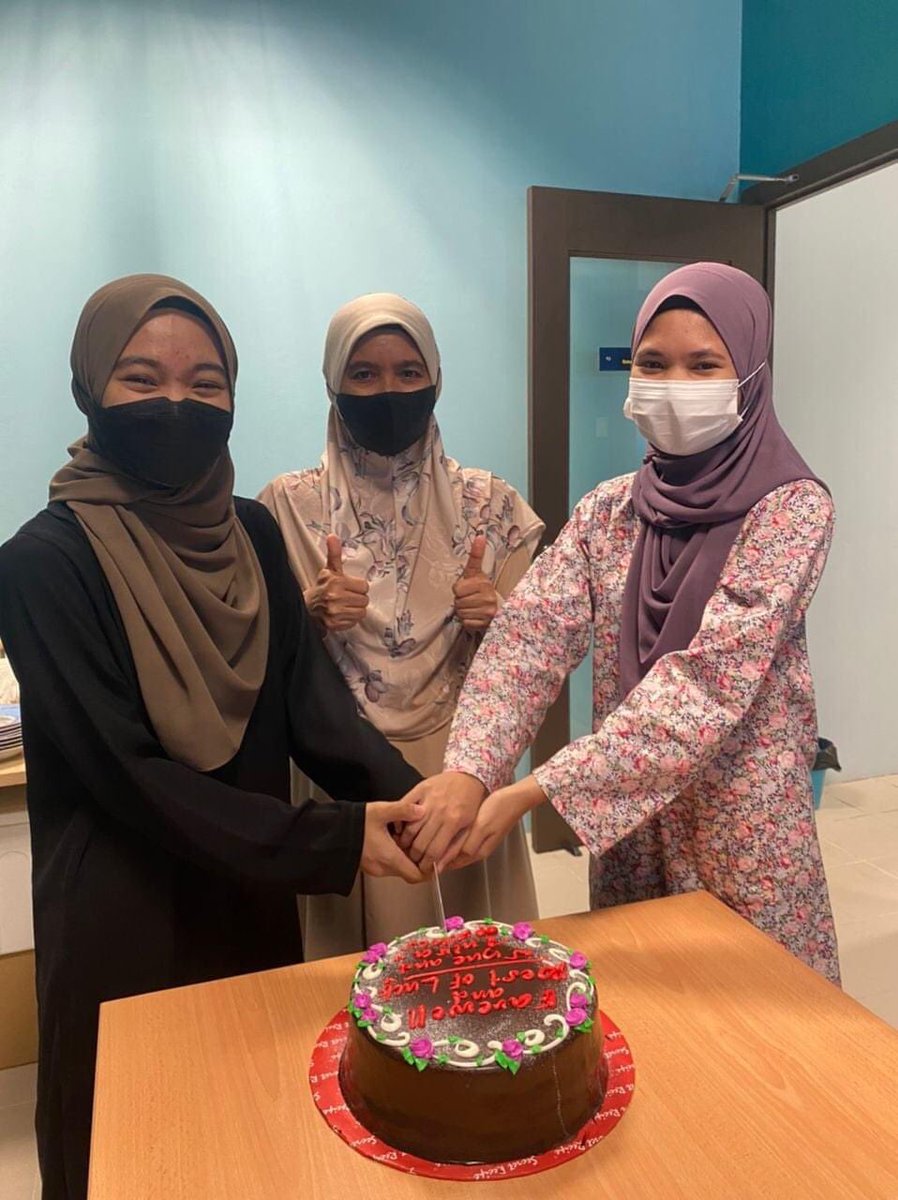 PI_UCS's tweet photo. Terima Kasih kepada YBhg. Prof. Ts. Dr. Asmah Awal, Timbalan Rektor (Penyelidikan Dan Inovasi), Koordinator dan staf P&amp;I UCS yang sudi bersama-sama meraikan majlis tersebut. 

Terima kasih kepada Syuhadah dan Anisa atas sumbangan bakti dan selamat maju jaya di alam pekerjaan. https://t.co/JbPnL4L0aM