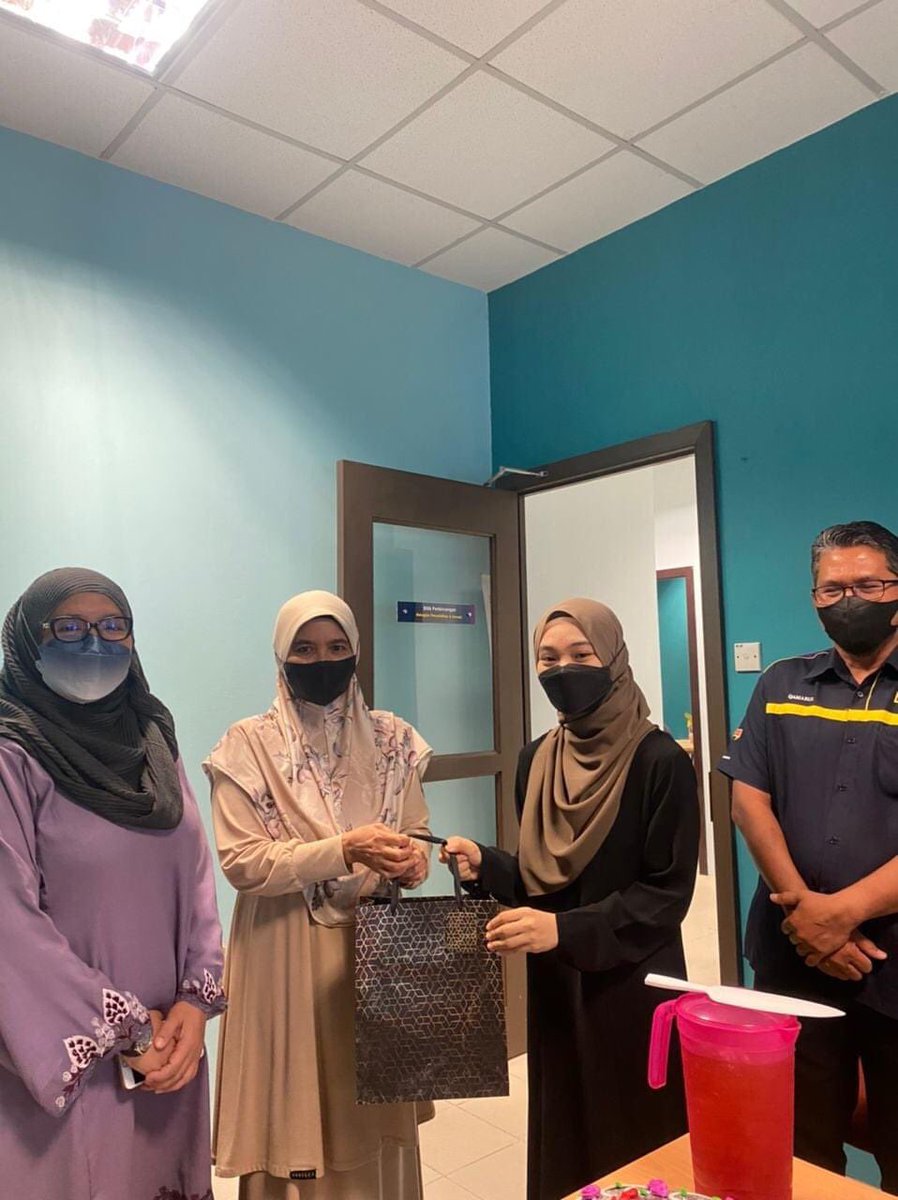 PI_UCS's tweet photo. Terima Kasih kepada YBhg. Prof. Ts. Dr. Asmah Awal, Timbalan Rektor (Penyelidikan Dan Inovasi), Koordinator dan staf P&amp;I UCS yang sudi bersama-sama meraikan majlis tersebut. 

Terima kasih kepada Syuhadah dan Anisa atas sumbangan bakti dan selamat maju jaya di alam pekerjaan. https://t.co/JbPnL4L0aM