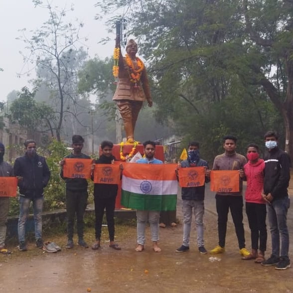 purulia_abvp's tweet photo. অখিল ভারতীয় বিদ্যার্থী পরিষদ (ABVP) পুরুলিয়া জেলার বলরামপুর নগরের পক্ষ থেকে  ভারতের স্বাধীনতা সংগ্রামের মহানায়ক নেতাজি সুভাষ চন্দ্র বসু'র ১২৫তম জন্মজয়ন্তী উদযাপন ।

#ParakramDivas
#NetajiSubhasChandraBose
#ABVP_Purulia https://t.co/YXfux7MSRD