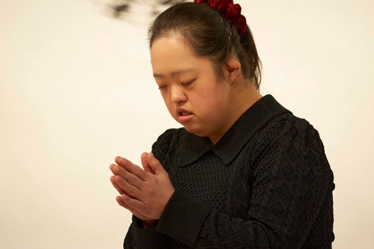 誰も皆んな、全部の人がちやんとマスクして、静かに前を向いて歩いている姿に涙がとまらない。オミクロン早く消えて！!  マスクなしでまた前のように元気に皆んなと会いたい‼️
「コロナなくなれ！」と祈って来たけれどだめだった。けれどやつばり、私は祈るしかできない。