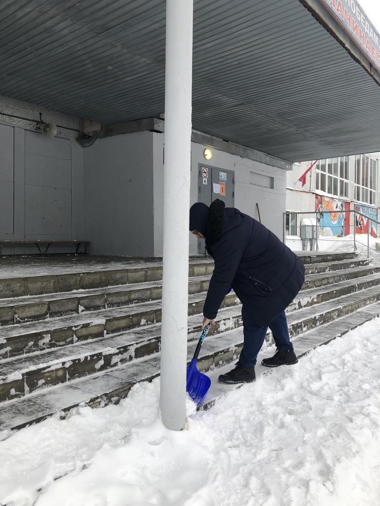 «Время, потраченное с пользой, не считается потерянным.» Именно так решили сотрудники школы 77 и пришли на расчистку территории школы, после снегопада. Территория, подъездные пути и спортивная площадка расчищены и готова встретить наших детей и их родителей.