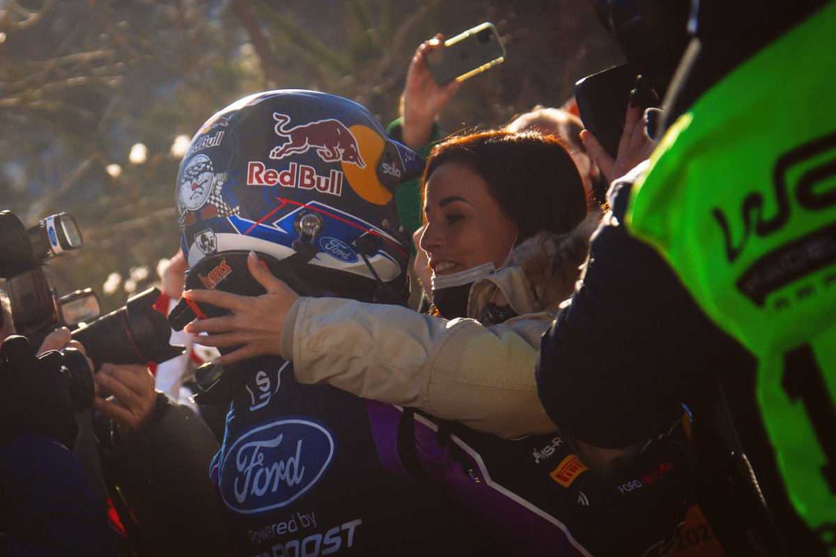 fernischumi's tweet photo. La foto del día. Sébastien Loeb celebrando la victoria con esa mirada cómplice con Laurène Godey tras cruzar la meta #WRC https://t.co/EFA9XlKLfz