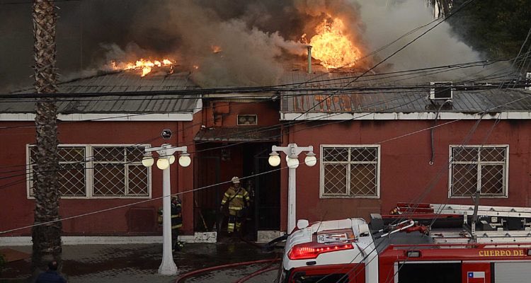N_PrensaCL's tweet photo. 🔴 “No se probó ningún concierto entre los acusados (...), más aún, ni siquiera se rindió prueba al efecto y de las imágenes exhibidas”, Corte Suprema confirma absolución de acusados por incendio de Municipalidad de Quilpué durante el estallido social. https://t.co/S941qfJCRm