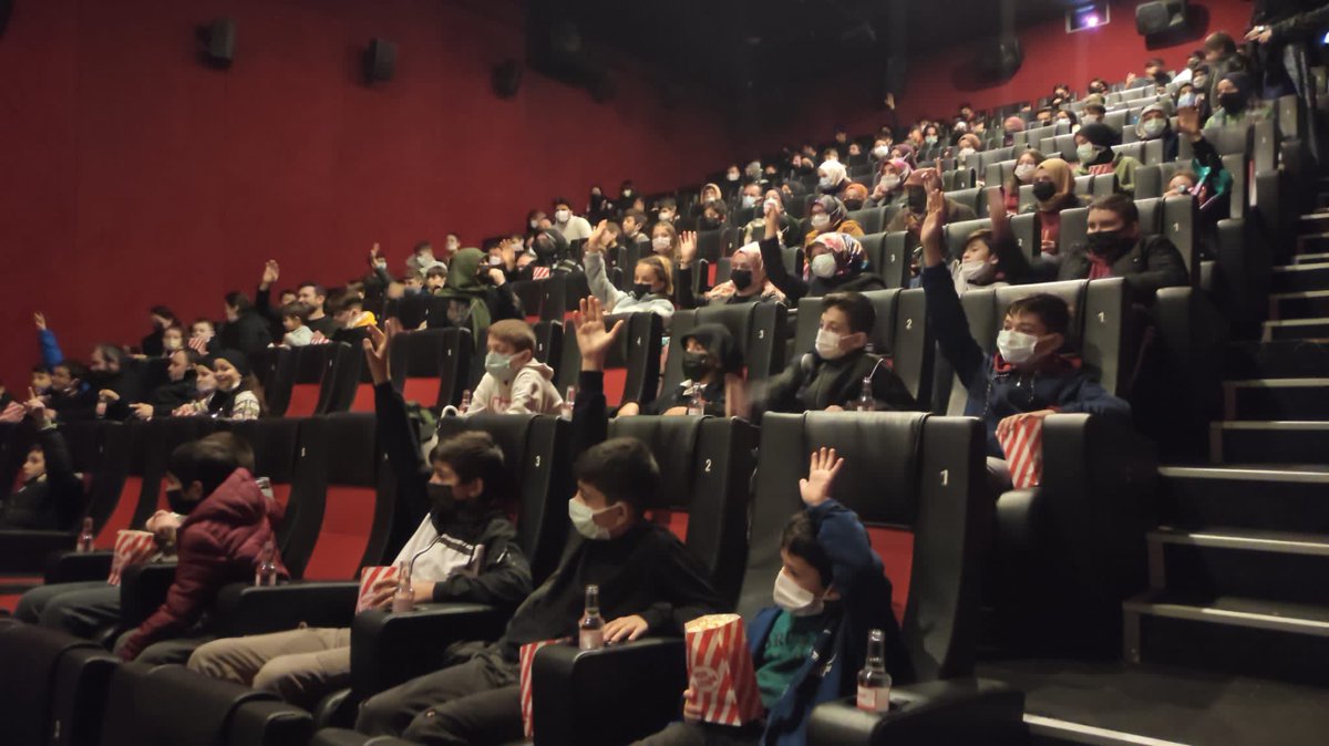 “Ortaokul, Lise, Üniversite, Kadın Aile, Teşkilat” tüm ekibimiz ile “#KesişmeİyikiVarsınEren filmindeyiz.

Şehit Eren Bülbül'ün hayatının anlatıldığı filmde gençlerimizle bir araya geldik. 

Desteklerinden dolayı Valimiz sn. <a href="/tuncaysonel/">Tuncay Sonel</a> ‘e teşekkür ederiz. 
#İyikiVarsınEren