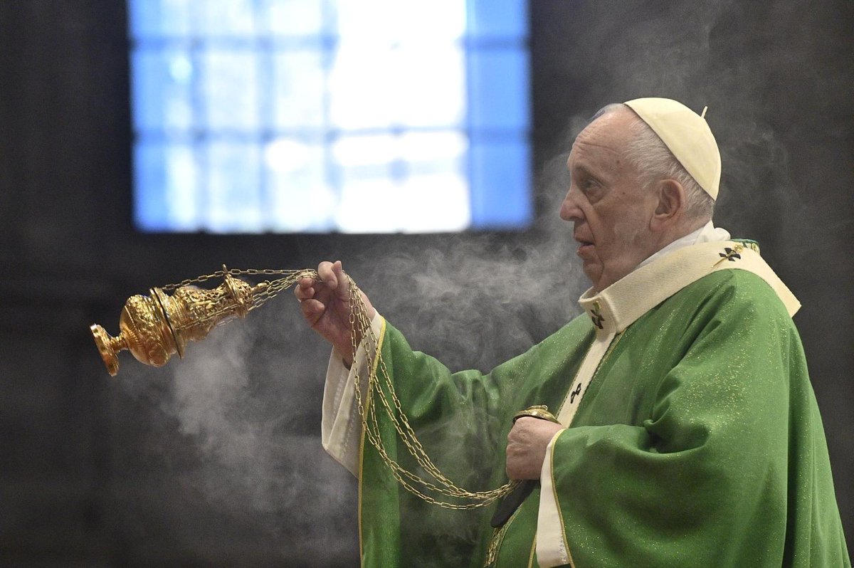 vaticannews_pt's tweet photo. Jesus não veio para trazer um elenco de normas ou oficiar nalguma cerimônia religiosa, mas desceu às estradas do mundo para encontrar a humanidade ferida, acariciar os rostos macerados pelo sofrimento, curar os corações dilacerados, libertar-nos das correntes que agrilhoam a alma https://t.co/keLpZDSWeW