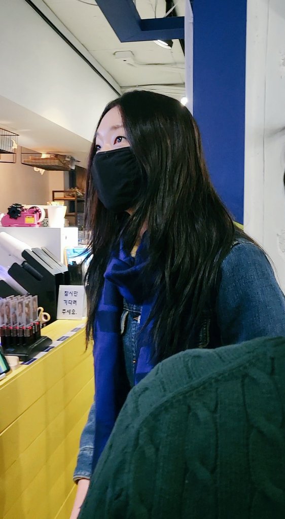 dari_giri_2m's tweet photo. 카페와서 빠짐없이
꿀떨어지는 눈빛으로
구경하는 이호정 봐주세요👀

생카 열어주셔서 감사해용!
행복한 홀리를 만들어주셔서
또 한번 감사합니당💙🤍
내년에도 또 놀러갈게요:) 

#HAPPY_HOJUNG_DAY
#1월의_겨울아이_호정아_너의_날이야 https://t.co/FfhXmbUhPt