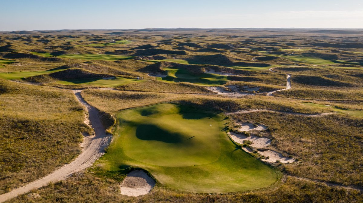 GoForeItComm's tweet image. Hey all! My NFT auction just launched to help me raise money for our local golf teams. I'm selling 1:1’s of some of my favorite images and appreciate your help spreading the word to anyone in the NFT world who may be interested in owning some really cool golf art NFT’s.