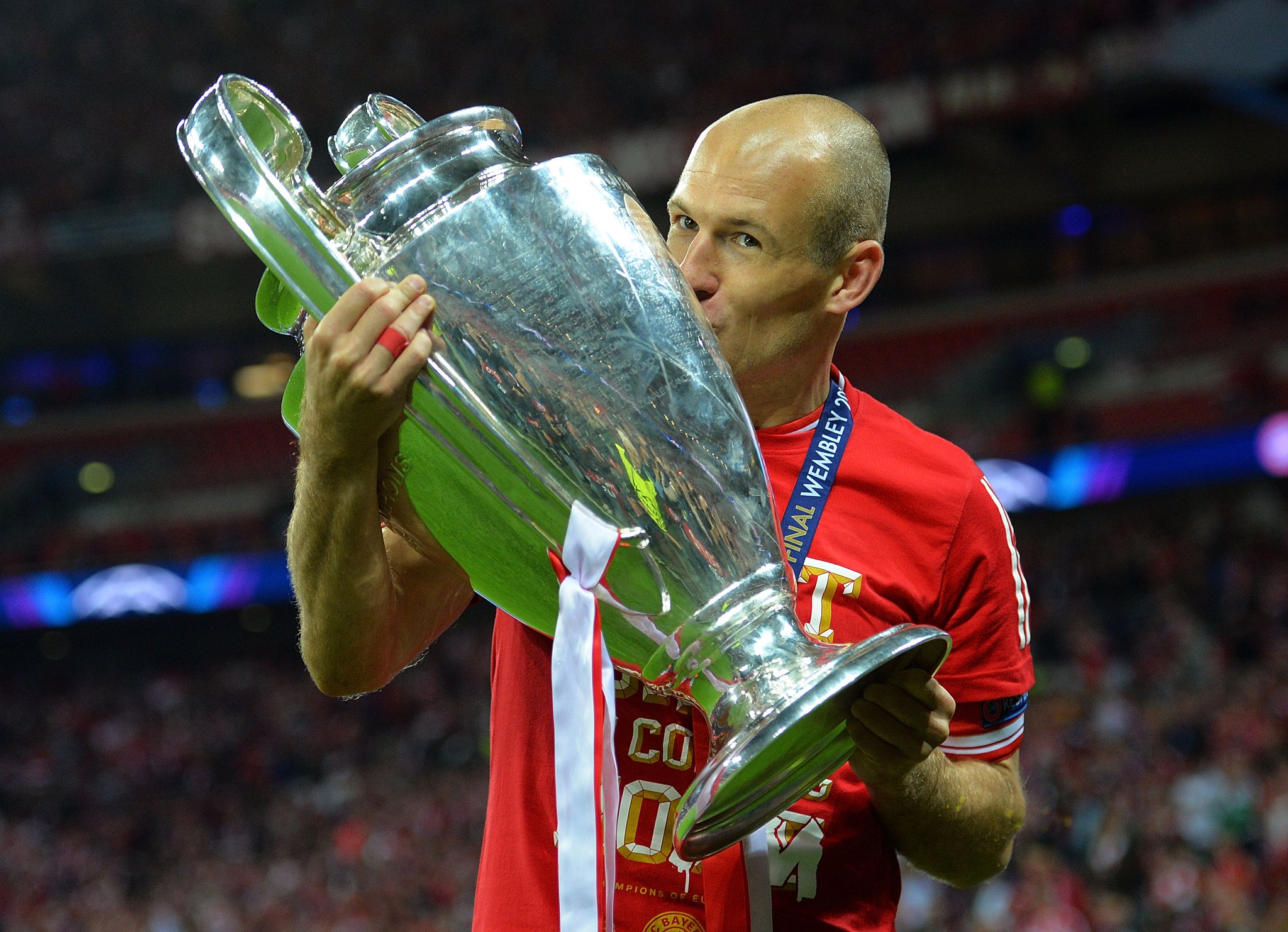 Happy 38th birthday, Arjen Robben.

The left foot is still pure art. 