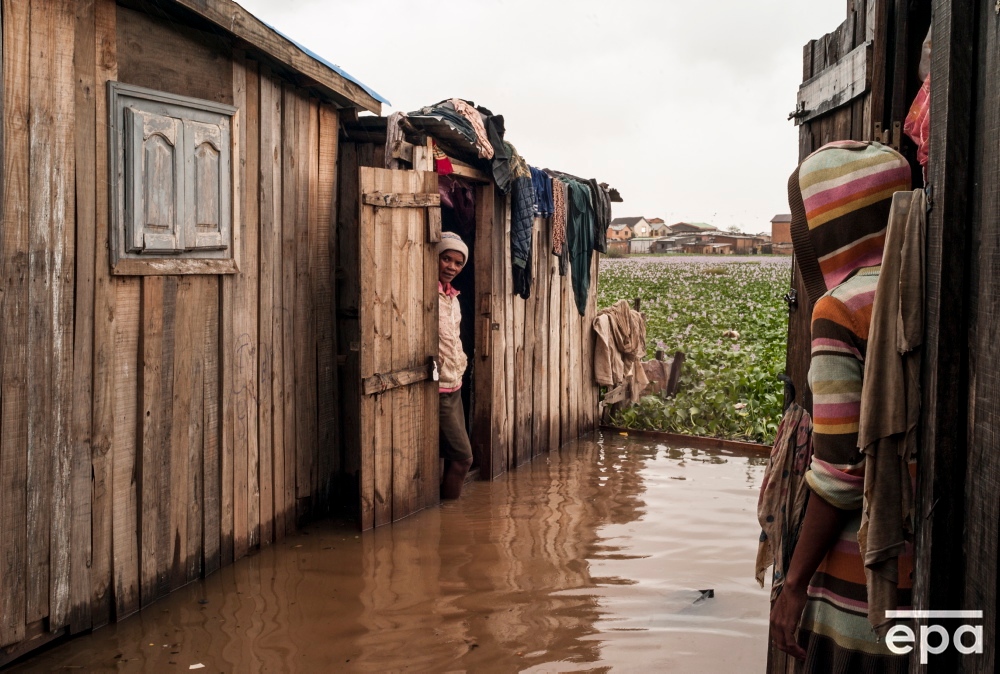 Madagascans amidst flooding from a tropical cyclone in the capital Antananarivo, Madagascar, 23 January 2022. At least 10 deaths have been reported from landslides. So far 500 people have been displaced by the storm.  📷 epa / Henitsoa Rafalia
#epaphotos #epaimages