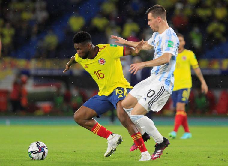 La Federación Colombiana de Fútbol informó que el jugador Jéfferson Lerma ha sido desconvocado para los juegos ante Perú y Argentina por las clasificatorias a la Copa Mundial , debido a que el mediocampista dio positivo para covid-19, según lo informó su club. #BandaDeportiva