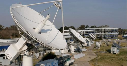 diariohoynet's tweet photo. 📡📶 #PlanConectar | #Arsat3 |
 
Plan Conectar: prevén dar conexión a un total de 25 mil escuelas y 5 mil centros de salud
 
https://t.co/5M2JwPAnGO https://t.co/UN9xd4Cl36