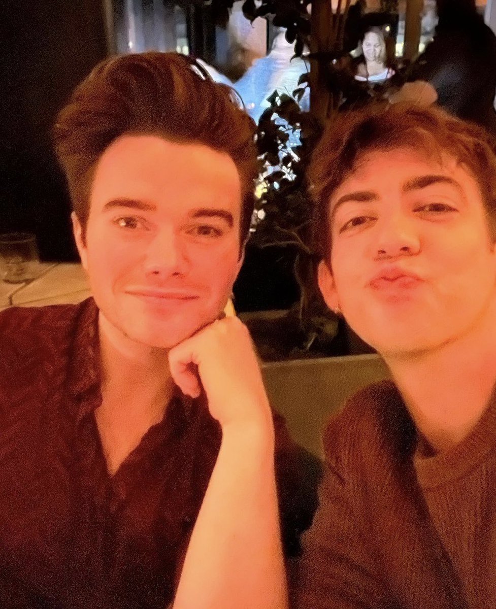 simpsoncriss's tweet photo. KEVIN AND CHRIS??!?!!? https://t.co/Ll67uy8wID