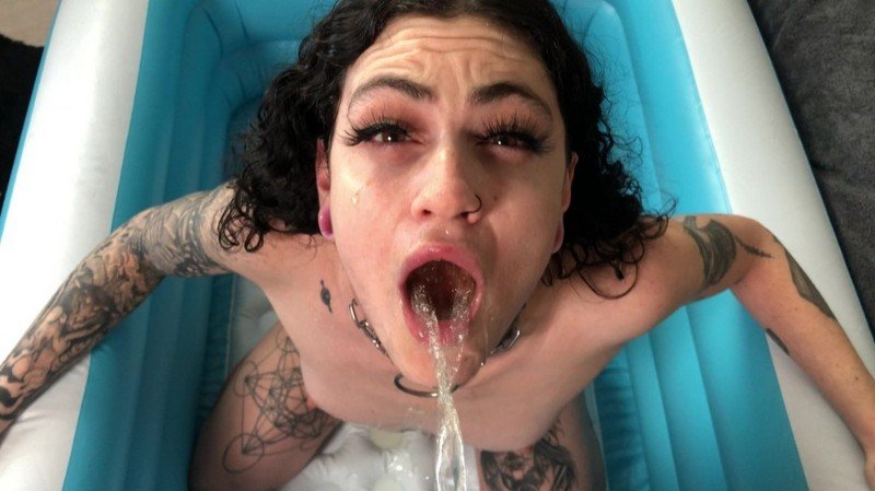 Extremly hot peedrinker @LydiaBlackXo #piss #WaterSports 