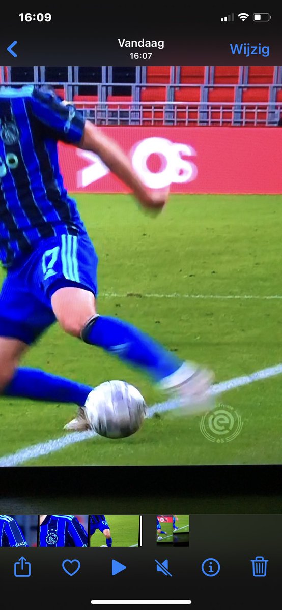 EMul78's tweet image. De VAR kunnen ze nu wel definitief afschaffen lijkt mij. Wat een farce dit. Komt Ajax weer eens goed weg. #psvaja #stopdevar #knvb