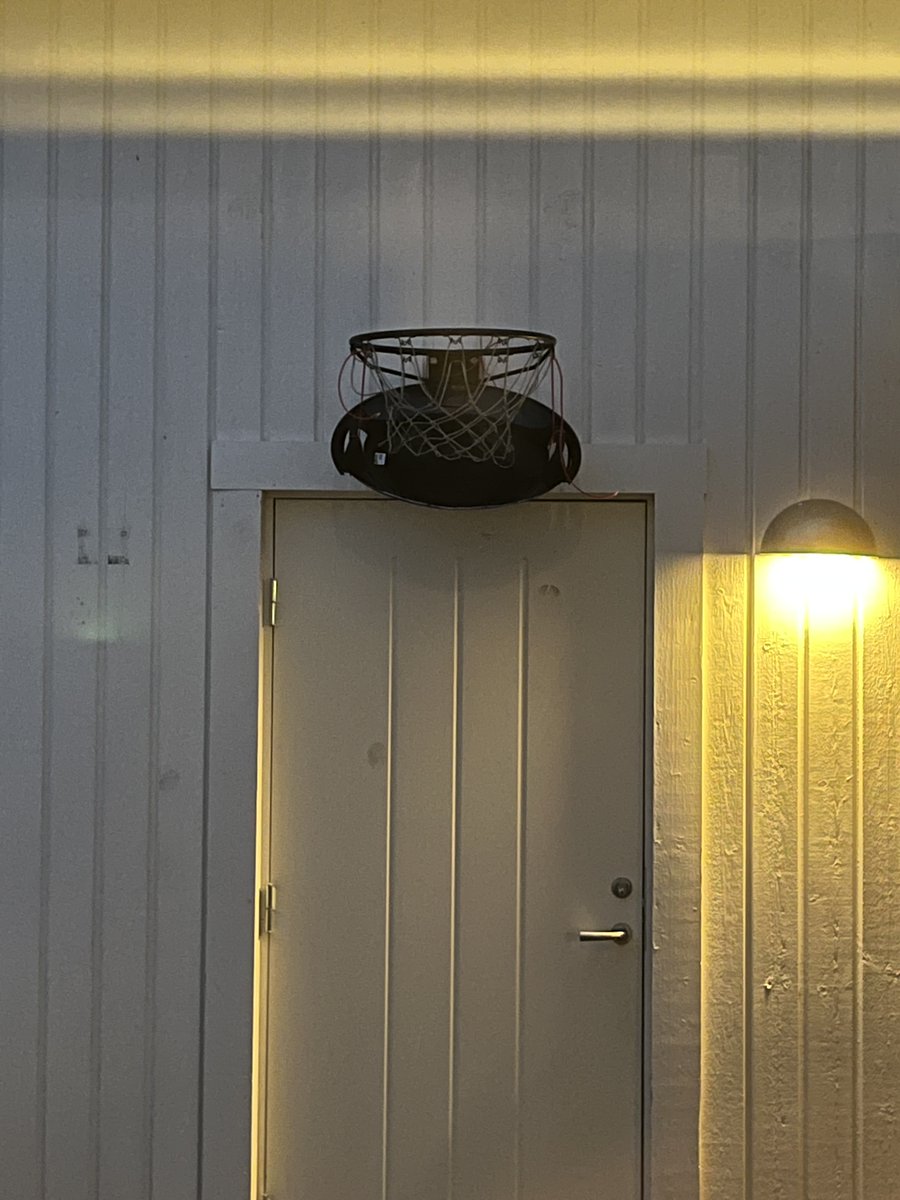 datakll's tweet photo. 10-åringen frågade om han fick såga och borra i en stjärtlapp ingen använder  - jag ska bygga en ”rebounder” under basketkorgen. 
Fick gå ut och hjälpa honom montera verket nu, funkar exakt som han tänkt, sätter han bollen studsar den tillbaka. Är impad https://t.co/oPugSXN6VD