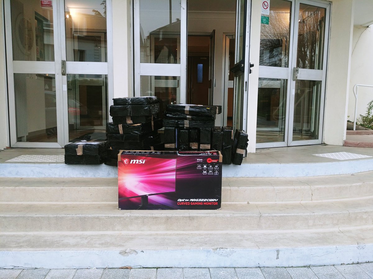 interefx's tweet photo. #hackathon va commencer ce soir la préparation commence merci @msifrance https://t.co/SNwkk2JqAa