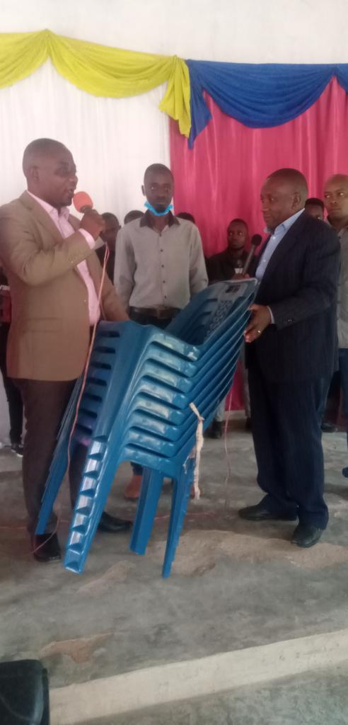FriendsKampala's tweet photo. The Evangelical Friends Church Kampala-Uganda handled to Evangelical Friends Church Muyomba a donation of Chairs from Louis ville Evangelical Friends Church 
Let's join hands and build together the body of Christ https://t.co/eOcRyi0pgm