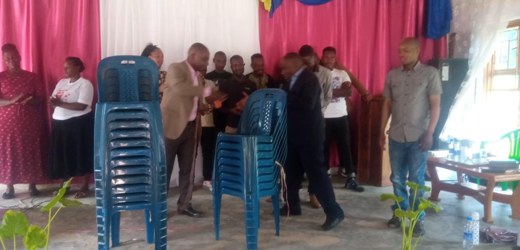 FriendsKampala's tweet photo. The Evangelical Friends Church Kampala-Uganda handled to Evangelical Friends Church Muyomba a donation of Chairs from Louis ville Evangelical Friends Church 
Let's join hands and build together the body of Christ https://t.co/eOcRyi0pgm