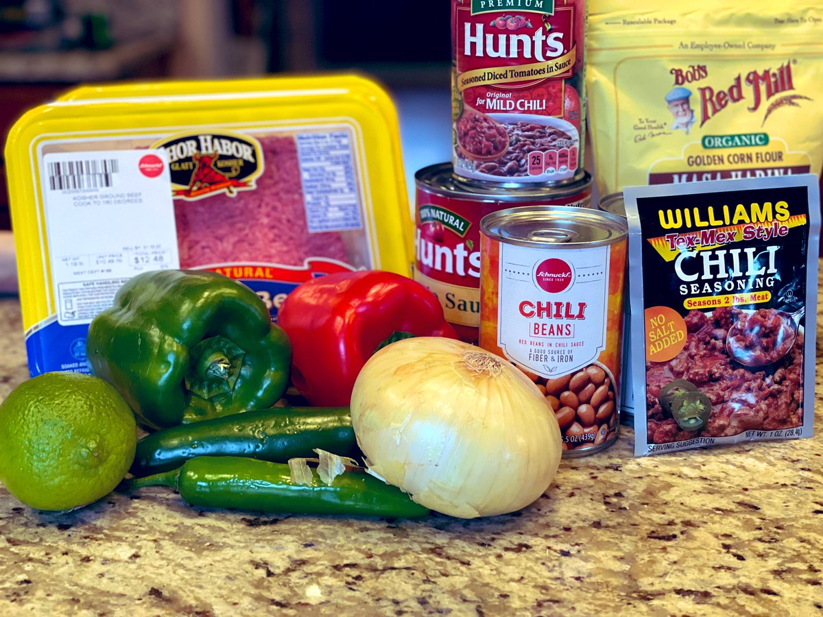 HermelinMD's tweet photo. 👩🏽‍🍳👨🏻‍🍳Anyone else making chili tonight? Share your family recipe secrets, your must have side dishes and pics 📸🌶
#oncall #onservice #everyoneshungry https://t.co/FAwZ1Bvewf