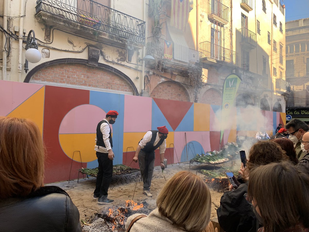 ROSA_M_IBARRA's tweet photo. Nova edició de la Gran Festa de la Calçotada a Valls. Enguany adaptada a la situació de pandèmia però sense renunciar a l'esperit de la festa, una mostra de cultura gastronòmica, però també popular i tradicional #calcotada #valls https://t.co/t7zBzw8eto