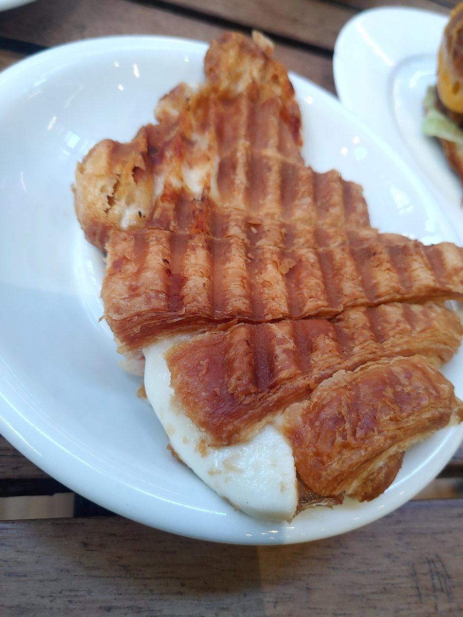 Za19662438's tweet image. Tea time croissant 

#instayum 
#onmyplate
#Eatcaptureshare
#bonappetit