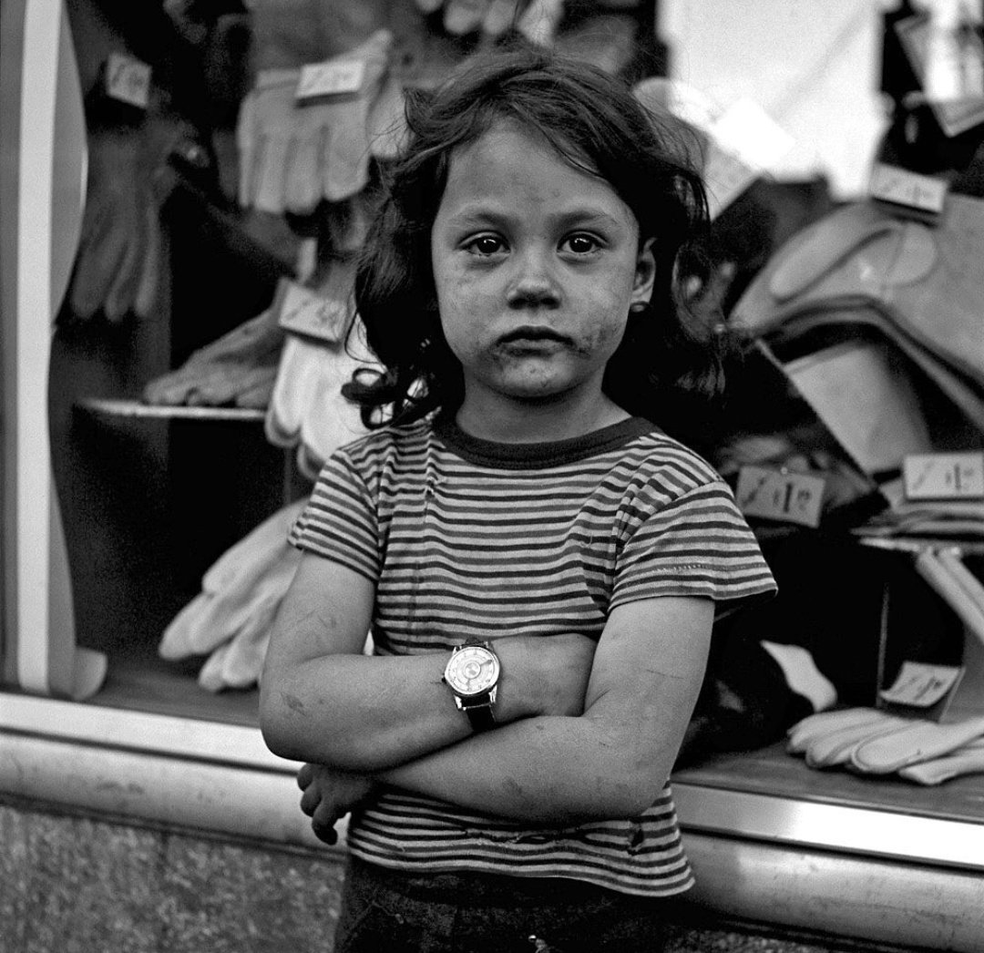 __ A volte le parole non servono o non bastano. #SguardiFotografici a #CasaLettori Ph. Vivian Maier, New York City, 1954