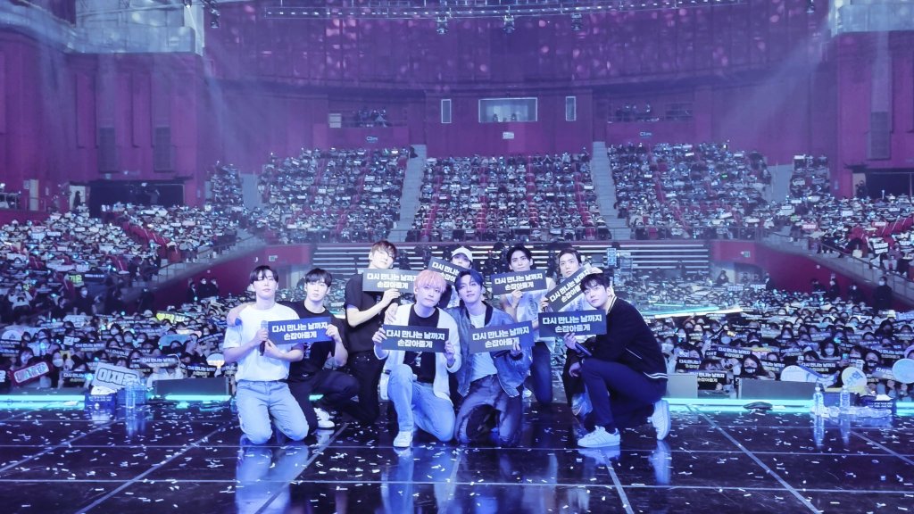 tariguoh's tweet photo. terima kasih untuk konsernya
terima kasih ditengah kesibukan kegiatan solo kalian, kalian telah menyiapkan konser yang indah
mari tetap bergandengan tangan bersama untuk waktu yang lama dan bersinar bersama
#SF9_CONCERT https://t.co/fR2A1MRizX