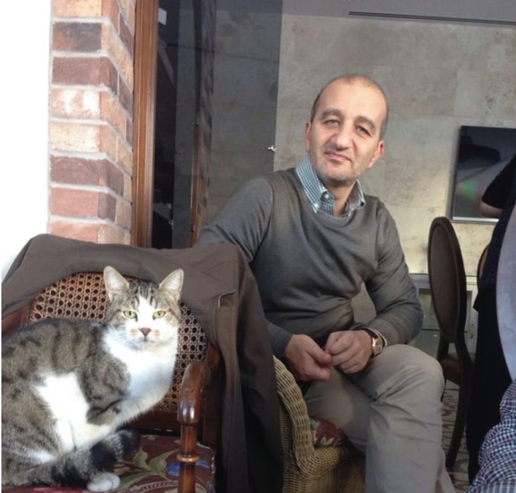 Bu adam benim kardeşim... Bu güne kadar siyasi bir açıklaması olmadı, kimseye rakip falan değil. Herhangi bir sivil toplum kuruluşunda görevide olmadı. akinipek.info da Devletin resmi belgelerini yayınladım; Tek bir suçu yok, 7. Yılını dolduruyor hapiste.