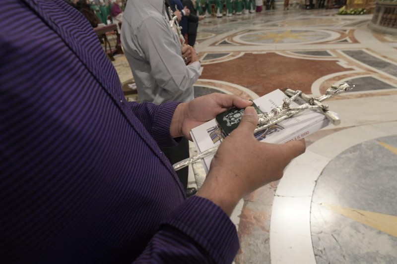 Viendo en <a href="/zenitespanol/">Zenit News Agency - Español</a> las fotos de la institución de acólitos, lectores y catequistas que hoy por primera vez en la historia de la Iglesia, y en la basílica de San Pedro del Vaticano, recibieron mujeres y hombres laicos, quedo profundamente agradecido y conmovido con Dios