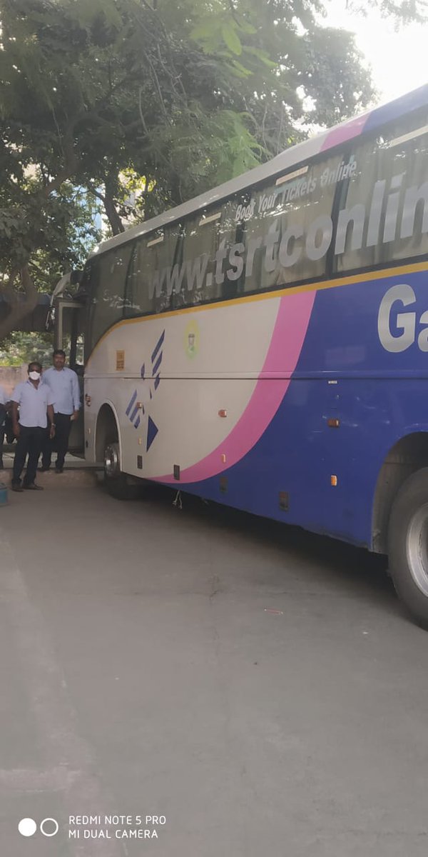 anjianj71587634's tweet image. @RM_NZB @tsrtcmdoffice @TSRTCHQ రాత్రి, పగలు తేడా లేకుండా   ప్రయాణికుల ను  సురక్షితంగా గమ్యానికి చేర్చి, సంస్ధ అభివృద్ధికి  తోడ్పడే  డ్రైవర్  అన్నకు హృదయ పూర్వక కృతజ్ఞ పుష్పాభివందనాలతో  డ్రైవర్ దినోత్సవ శుభాకాంక్షలు..... 💐